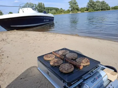 Zonopdemaas bbq aan het water